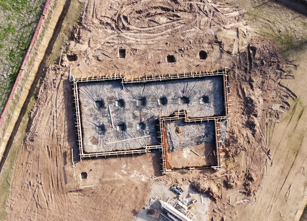 Fondations d'une maison vues du ciel avant l'élévation des murs